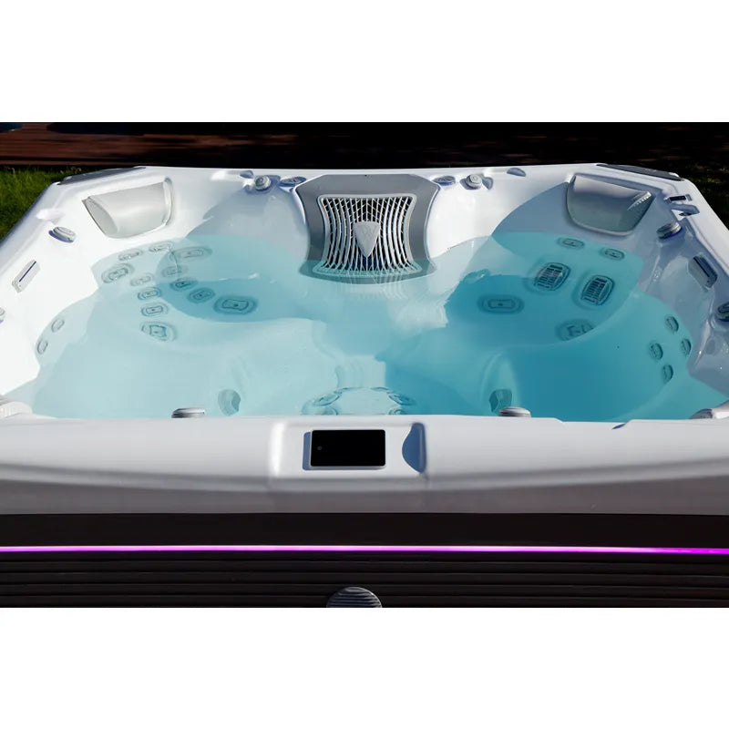 Wellis Elbrus Life Premium Whirlpool von oben mit 7 Sitzplätzen, türkisblauem Wasser und 61 Jets sichtbar