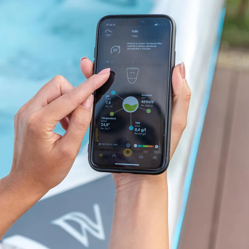 Wellis Everest Life Premium Whirlpool mit Smart-Control-App: Smartphone zeigt Wassertemperatur, pH-Wert und Desinfektionswerte des 5-Sitzer Whirlpools