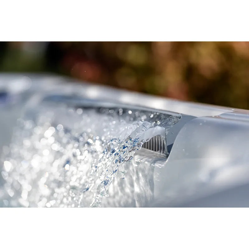 Wellis Everest Life Premium Whirlpool mit sprudelnden Wasserjets und Blasenmassage im Außenbereich