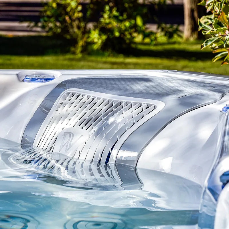 Wellis Everest Life Premium Whirlpool mit Wasserstrahlen und Düsen im Garten