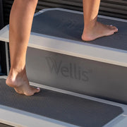 Person badet in Wellis Everest Life Premium Whirlpool mit schwarzen Sitzflächen und ergonomischem Design
