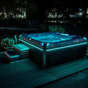 Wellis Everest Life Premium Whirlpool mit LED-Beleuchtung in nächtlichem Garten, 5-Sitzer mit 68 Jets