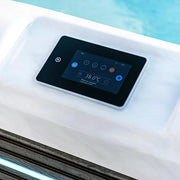 Wellis Everest Life Premium Whirlpool Steuerungspanel mit digitaler Anzeige am Beckenrand mit Wasser im Hintergrund