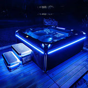 Wellis Everest Life Premium Whirlpool mit LED-Beleuchtung im Garten bei Nacht, 5 Sitze, 68 Jets