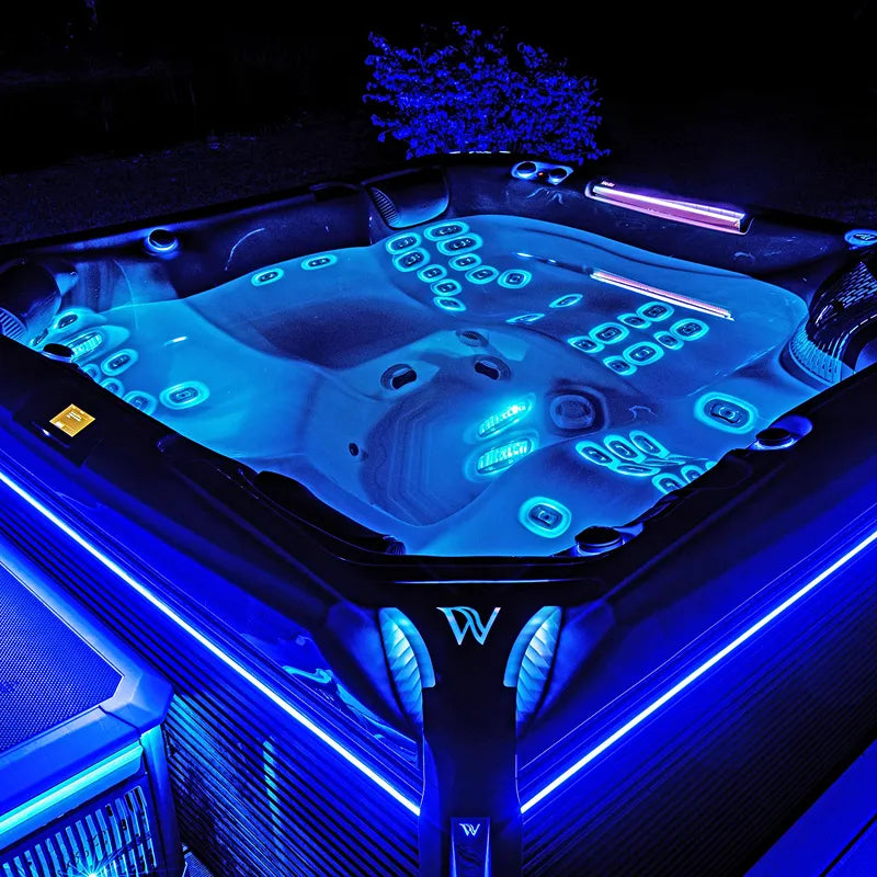 Wellis Everest Life Premium Whirlpool mit LED-Beleuchtung, Massagedüsen und Steuerungspanel bei Nacht