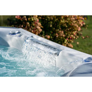 Wellis Everest Life Whirlpool mit sprudelndem Wasser und Wasserfall-Funktion im Garten