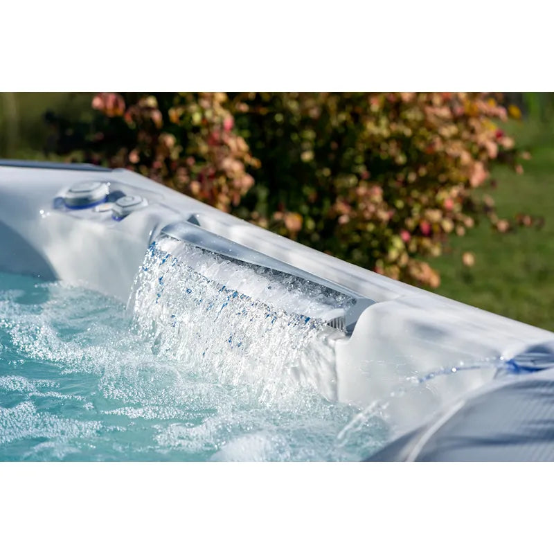 Wellis Everest Life Whirlpool mit sprudelndem Wasser und Wasserfall-Funktion im Garten