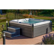 Wellis Everest Life Premium Whirlpool mit 5 Sitzen und 68 Jets auf Holzterrasse im Garten