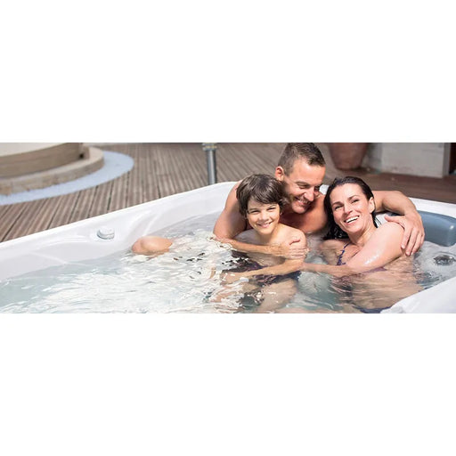 Wellis Firenze Life Whirlpool mit Familie im Wasser, Entspannung im Garten