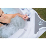 Wellis Kilimanjaro Life Premium Whirlpool mit Frau in Wasser, Bedienfeld mit Jets-Kontrolle sichtbar
