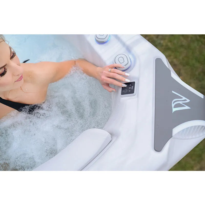 Wellis Kilimanjaro Life Premium Whirlpool mit Frau in Wasser, Bedienfeld mit Jets-Kontrolle sichtbar