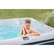 Wellis Kilimanjaro Life Premium Whirlpool mit Frau in Garten, digitale Steuerung sichtbar