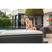Wellis Kilimanjaro Life Premium Whirlpool mit 6 Sitzen in moderner Gartenanlage, Frau genießt entspannendes Wellness-Erlebnis