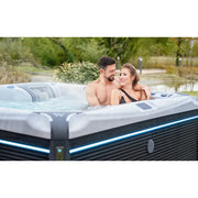 Wellis Kilimanjaro Life Premium Whirlpool mit 6 Sitzen und 59 Jets im Garten, Paar entspannt im warmen Wasser
