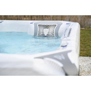 Wellis Kilimanjaro Life Whirlpool mit blauem Wasser und Jet-System im Garten