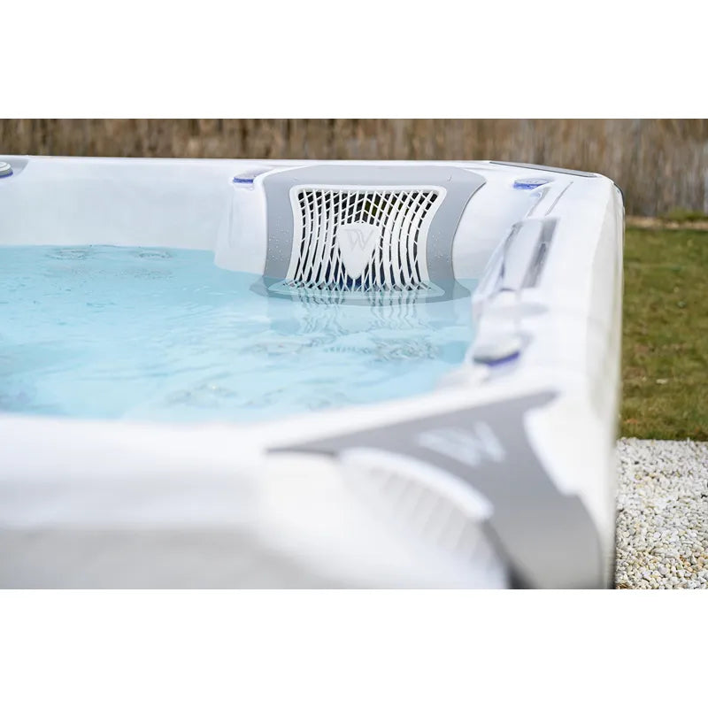 Wellis Kilimanjaro Life Whirlpool mit blauem Wasser und Jet-System im Garten