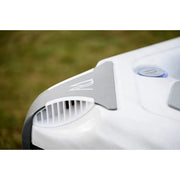 Wellis Kilimanjaro Life Premium Whirlpool mit weißem Rand und Steuerungselementen im Garten