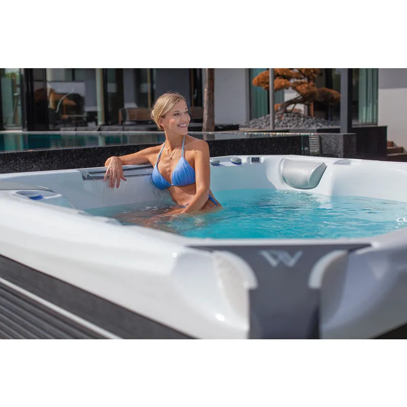 Frau genießt Wellis Kilimanjaro Life Premium Whirlpool mit 6 Sitzen im modernen Garten