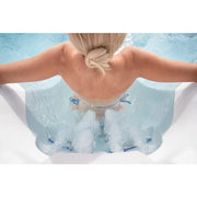 Wellis Kilimanjaro Life Whirlpool mit Wasserstrahlen und Schaum, Person genießt Entspannung