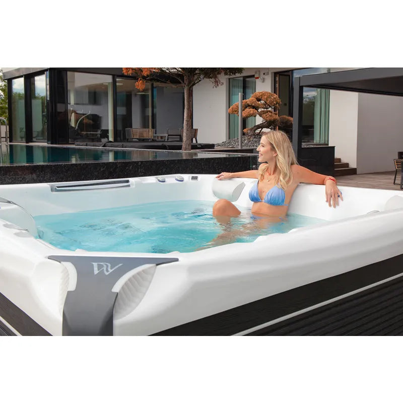 Wellis Kilimanjaro Life Premium Whirlpool mit Frau in türkisem Wasser, moderne Terrasse mit Pool