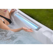 Frau genießt Wellis Kilimanjaro Life Whirlpool mit LED-Beleuchtung und sprudelndem Wasser im Garten