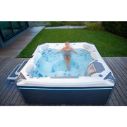 Wellis Kilimanjaro Life Premium Whirlpool mit 6 Sitzen und 59 Jets im Garten, Frau entspannt im warmen Wasser