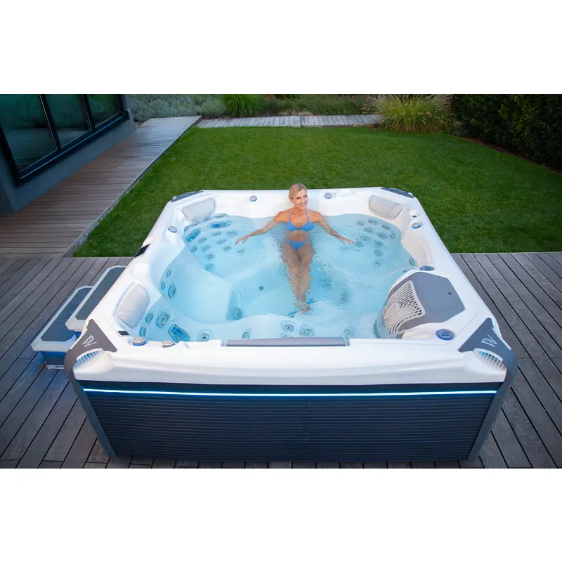 Wellis Kilimanjaro Life Premium Whirlpool mit 6 Sitzen und 59 Jets im Garten, Frau entspannt im warmen Wasser