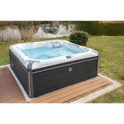 Wellis Kilimanjaro Life Premium Whirlpool mit 6 Sitzen und 59 Jets im Garten auf Holzterrasse