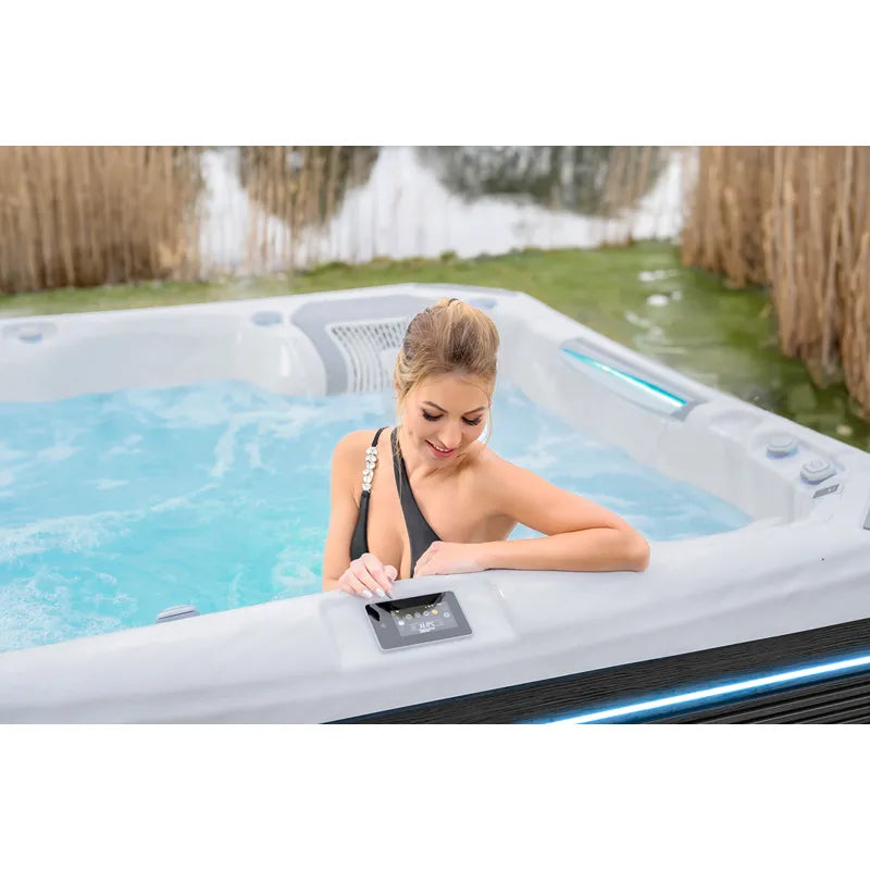 Wellis Kilimanjaro Life Premium Whirlpool mit Frau im warmen Wasser, digitale Steuerung sichtbar