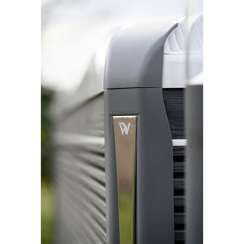 Wellis Kilimanjaro Life Premium Whirlpool mit Wellis-Logo, modernes Design mit grauer Außenwand und dunklen Holzakzenten im Garten