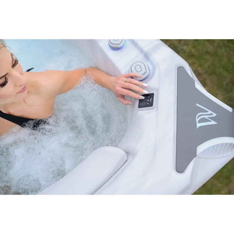 Wellis Kilimanjaro Life Premium Whirlpool mit Frau in Wasser, Bedienfeld mit Jets und Kontrollen sichtbar