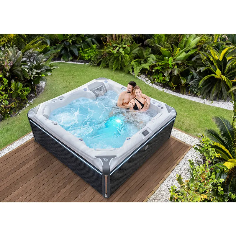 Wellis Kilimanjaro Life Premium Whirlpool mit 6 Sitzen und 59 Jets im Garten mit Holzterrasse
