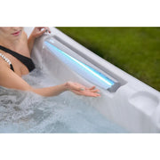 Frau genießt Whirlpool mit LED-Beleuchtung im Wellis Kilimanjaro Life Premium Whirlpool