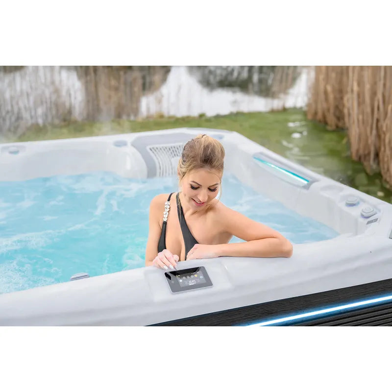 Wellis Kilimanjaro Life Premium Whirlpool mit Frau in Wasser, Bedienfeld sichtbar