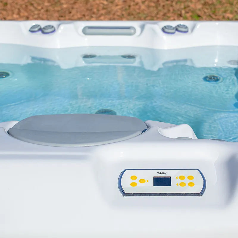 Wellis Lima Life Premium-Whirlpool mit Steuerungsmodul und sprudelndem Wasser, Nahaufnahme der Bedienelemente und Wassermassage