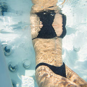 Person entspannt unter Wasser im Wellis Lima Life Whirlpool mit sichtbaren Massagedüsen