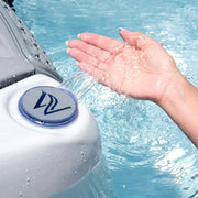 Wellis Lugano Life Premium-Whirlpool mit Steuerungsknopf und sprudelndem Wasser, Hand berührt Wasserstrahl