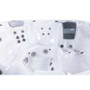 Wellis Lugano Life Whirlpool Innenraum mit Massagedüsen und Sitzbereichen von oben