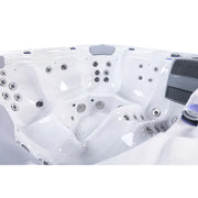 Wellis Lugano Life Whirlpool Innenraum mit weißen Sitzen, Massagedüsen und Hydrojets von oben