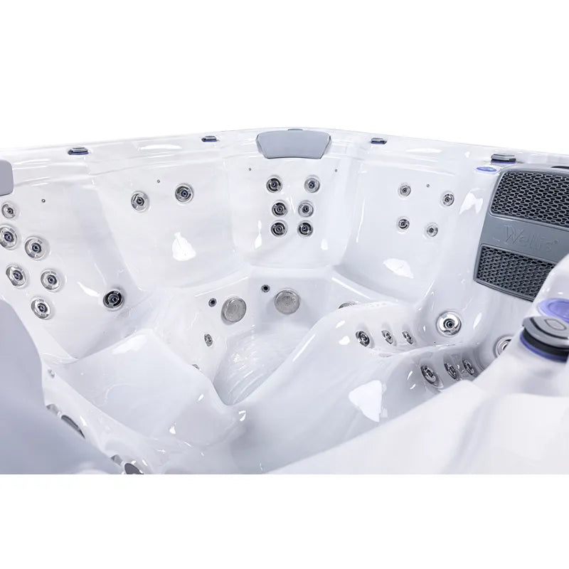 Wellis Lugano Life Whirlpool Innenraum mit weißen Sitzen, Massagedüsen und Hydrojets von oben