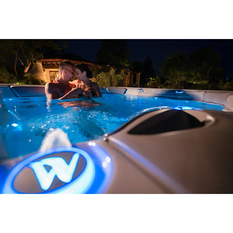Wellis Lugano Life Premium-Whirlpool mit Paar bei Nacht, LED-Beleuchtung und Garten