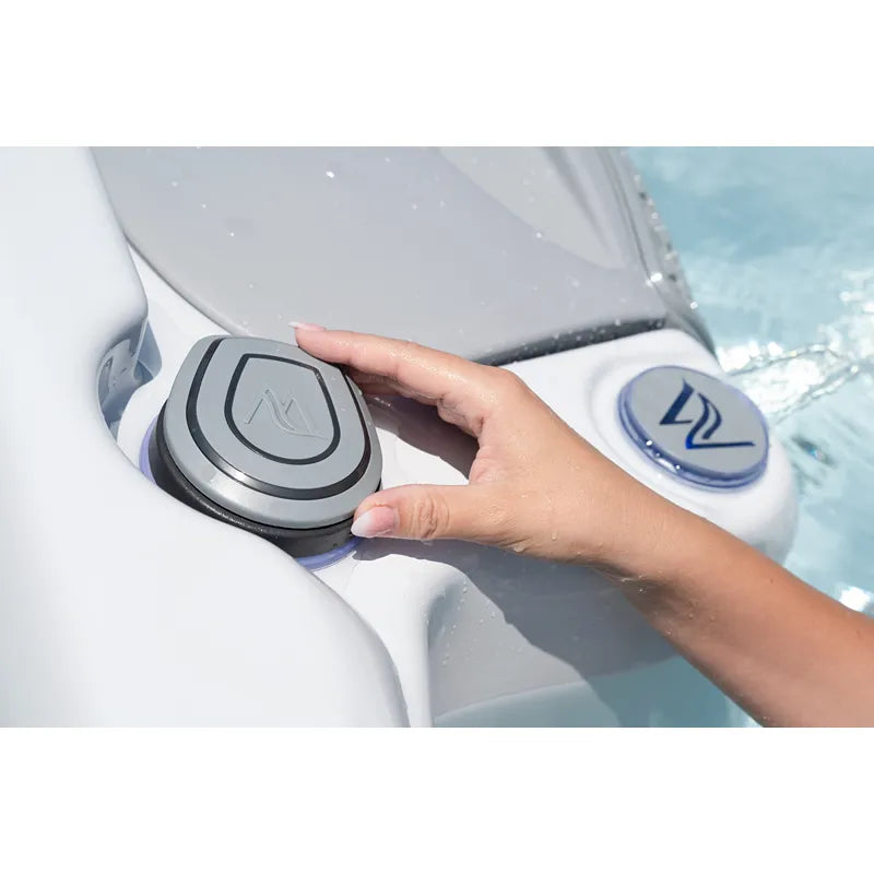 Wellis Lugano Life Premium-Whirlpool Bedienelemente mit Hand im Wasser