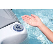 Wellis Lugano Life Premium-Whirlpool mit Steuerknopf und sprudelndem Wasser, Hand berührt das Wasser