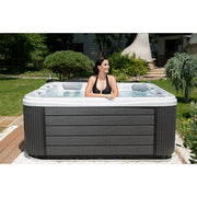 Wellis Lugano Life Premium-Whirlpool mit Frau im Garten, moderne Terrassenstyle-Entspannung