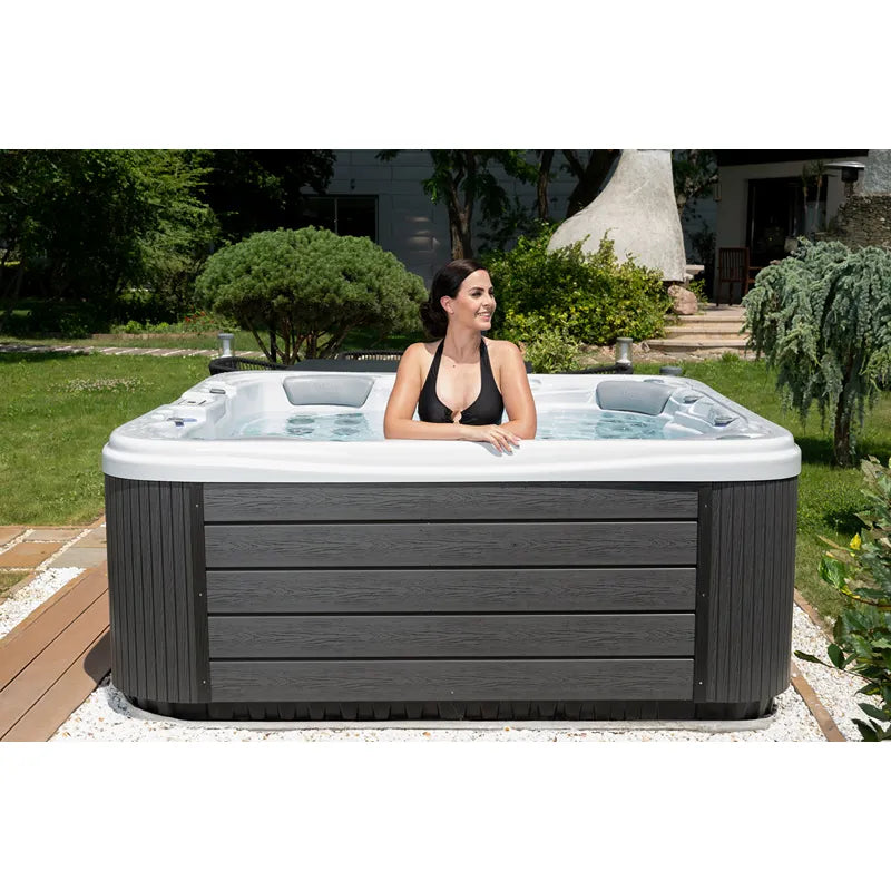 Wellis Lugano Life Premium-Whirlpool mit Frau im Garten, moderne Terrassenstyle-Entspannung