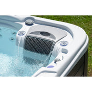 Wellis Lugano Life Premium-Whirlpool mit Wasserfontänen und Düsen im Garten