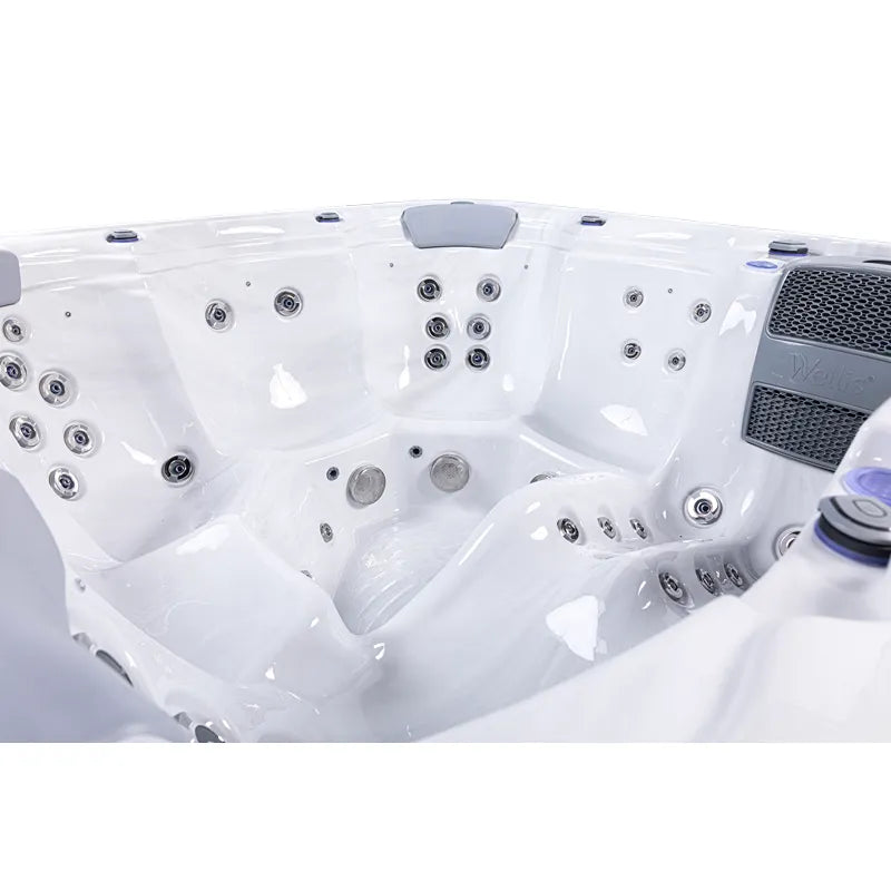 Wellis Lugano Life Whirlpool Innenraum mit Massagedüsen und ergonomischen Sitzbereichen für 6 Personen