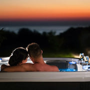 Wellis Lugano Life Premium-Whirlpool mit Paar bei Sonnenuntergang, Blick aufs Meer