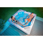 Wellis Makalu Life Premium Whirlpool mit zwei Personen in blauem Wasser, 51 Jets und 5 Sitze im Garten