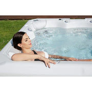 Frau entspannt im Makalu Life Whirlpool von Wellis mit sprudelndem Wasser und Gartenumgebung